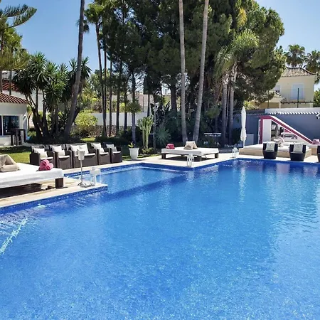 Villa Modern Versace-themed